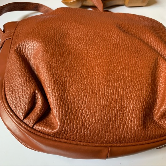 v i n t a g e :: Large Puffy Pebbled Faux Leather Tote Shoulder Bag - Picture 5 of 12